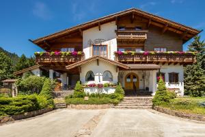 a house with flower boxes on the front of it at Abendblume in Leavenworth