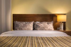 Ένα ή περισσότερα κρεβάτια σε δωμάτιο στο Decanter Hotel