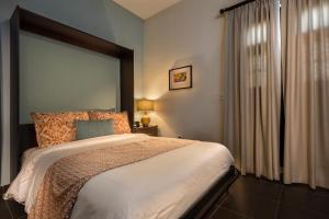 Ένα ή περισσότερα κρεβάτια σε δωμάτιο στο Decanter Hotel