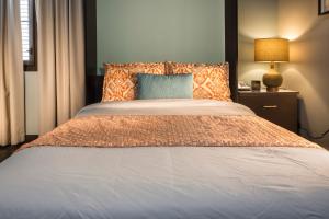 Ένα ή περισσότερα κρεβάτια σε δωμάτιο στο Decanter Hotel