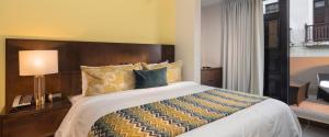 Ένα ή περισσότερα κρεβάτια σε δωμάτιο στο Decanter Hotel