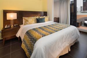 Ένα ή περισσότερα κρεβάτια σε δωμάτιο στο Decanter Hotel