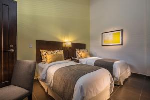 Ένα ή περισσότερα κρεβάτια σε δωμάτιο στο Decanter Hotel