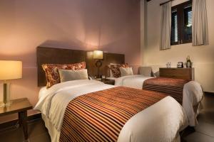 Ένα ή περισσότερα κρεβάτια σε δωμάτιο στο Decanter Hotel
