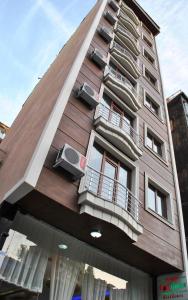 d'un grand bâtiment avec des balcons sur le côté. dans l'établissement Diamond Suites Residence, à Istanbul