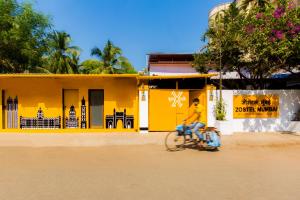 una bicicletta parcheggiata di fronte a un edificio giallo di Zostel Mumbai a Mumbai