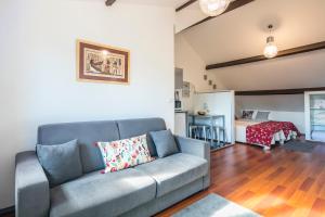 sala de estar con sofá y cocina en Apartamento À Francos Attic, en Oporto