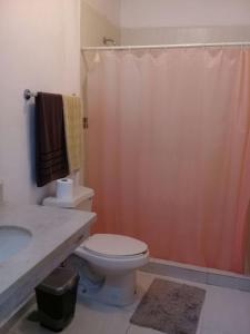 ein Bad mit einem WC und einem Duschvorhang in der Unterkunft Consulado Suites in Monterrey