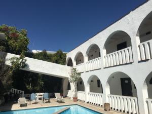 a courtyard with a swimming pool and a white building at Hotel Calli Quetzalcoatl in Cholula