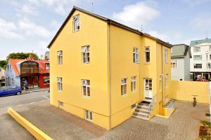 a yellow building on the side of a street at Alfred's Apartments in Reykjavík