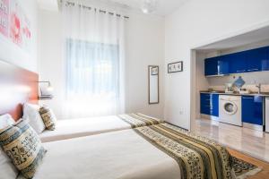 a bedroom with two beds with blue cabinets at Apartamento Garden Avenue in Porto