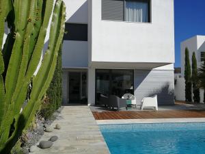 ein Haus mit Pool neben einem Haus in der Unterkunft Casa Euphorbia in Las Negras