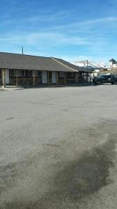 un aparcamiento vacío frente a un edificio en Western Inn Motel & RV Park en Fairplay