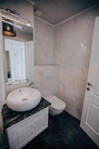 バトゥミにあるTina's Apartments with Panoramic Sea viewの洗面台とトイレを備えた白いバスルーム +30枚の写真