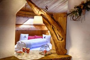 瓦尔迪登特罗Agriturismo Baita De L'ALL的一间卧室配有一张树枝框架床