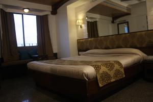 Postel nebo postele na pokoji v ubytování Hotel Karl Residency