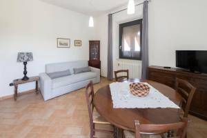 salon ze stołem i kanapą w obiekcie Villa Degli Ulivi w mieście Viterbo