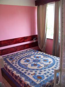1 dormitorio con 1 cama de diseño en Le Yanrie, en Bouchon