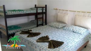 1 Schlafzimmer mit 2 Etagenbetten mit Bögen in der Unterkunft Pousada Kiri Kerê in Guriri