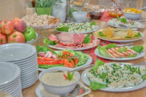 uma mesa coberta com pratos de comida e tigelas de comida em Pensjonat Jastrzębia Turnia em Zakopane