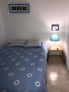 シッチェスにあるSitges Estudio En Port Aiguadolçのベッドルーム1室(ベッド1台、テーブルの上にランプ付)
