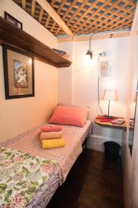 - une chambre avec deux lits et une table avec une lampe dans l'établissement Interfaith Retreats, à New York