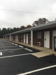 an empty parking lot in front of a building at Deerfield Inn New Johnsonville in New Johnsonville