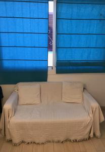 シッチェスにあるSitges Estudio En Port Aiguadolçの青いブラインド付きの客室のベッド1台分です。