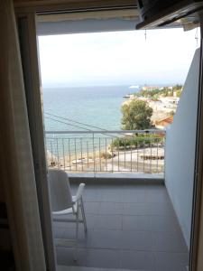ルトラ・エディプソスにあるPension Remviの海の景色を望むバルコニー付きの客室です。