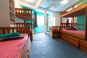 Zimmer mit 2 Etagenbetten und Flur in der Unterkunft Natural Do Rio Guesthouse in Rio de Janeiro