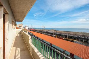 - une vue sur la gare depuis le balcon d'un bâtiment dans l'établissement Apolónia 3 Frontal River View, à Lisbonne