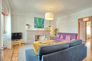 - un salon avec un canapé et une table dans l'établissement Apolónia 3 Frontal River View, à Lisbonne