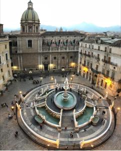una grande fontana nel mezzo di una città di Corso Vittorio Giuliano Family a Palermo