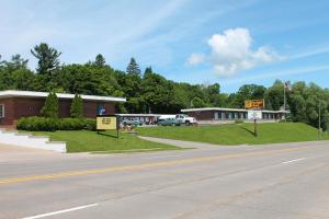 eine leere Straße vor einem Gebäude in der Unterkunft Budget Host Crestview Inn in Sault Ste. Marie