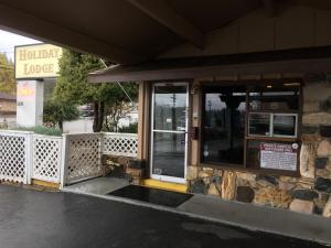 una entrada a un restaurante con la puerta abierta en Holiday Lodge, en Grass Valley