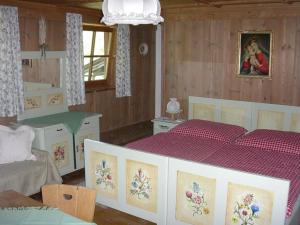 1 dormitorio con 1 cama grande con sábanas rojas en Malernhof en Kitzbühel