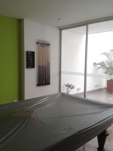 eine Hängematte in einem Zimmer mit einer grünen Wand in der Unterkunft Edificio Vertika in Cali