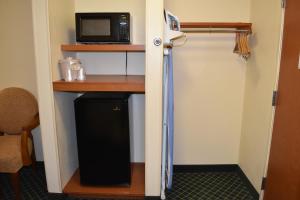 Cette chambre comprend un four micro-ondes et un petit réfrigérateur. dans l'établissement Motel 6-Anderson, IN - Indianapolis, à Anderson
