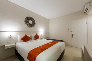 A bed or beds in a room at The Rinaya Canggu by ecommerceloka