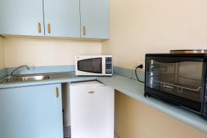 a kitchen counter with a microwave and a toaster oven at Abcot Inn in Sylvania