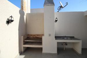 un patio con fregadero y fregadero en Resort Urbano Laguna del Mar, en La Serena