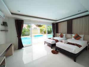 Bazén v ubytování Lanta Fevrier Resort nebo v jeho okolí