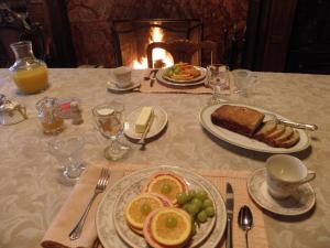 una mesa con platos de comida en una mesa en Lehmann House Bed & Breakfast, en Saint Louis