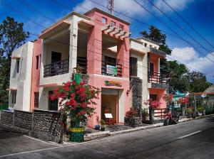 um edifício cor-de-rosa ao lado de uma rua em R&E Bed & Breakfast em Ivana