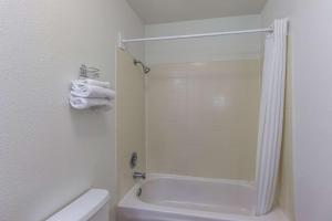 Koupelna v ubytování Motel 6-Beaverton, OR