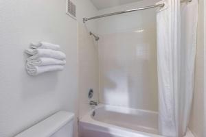 Koupelna v ubytování Motel 6-Beaverton, OR