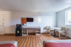 Postel nebo postele na pokoji v ubytování Motel 6-Beaverton, OR
