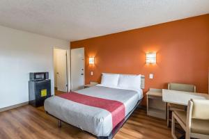 Säng eller sängar i ett rum på Motel 6-Beaverton, OR
