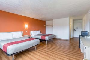 Postel nebo postele na pokoji v ubytování Motel 6-Beaverton, OR
