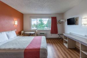 Postel nebo postele na pokoji v ubytování Motel 6-Beaverton, OR
